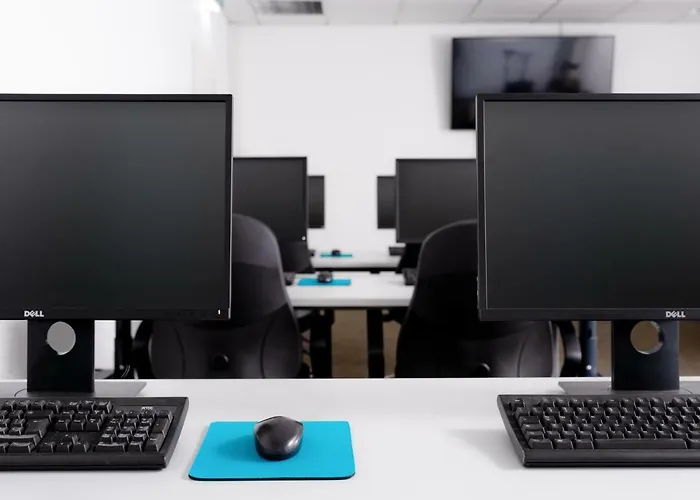 Airport & Seminarhotel 호텔